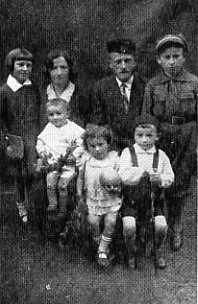 czy766.jpg [25 KB] - Reb Jechiel Oszer Prawda, his wife, and five children